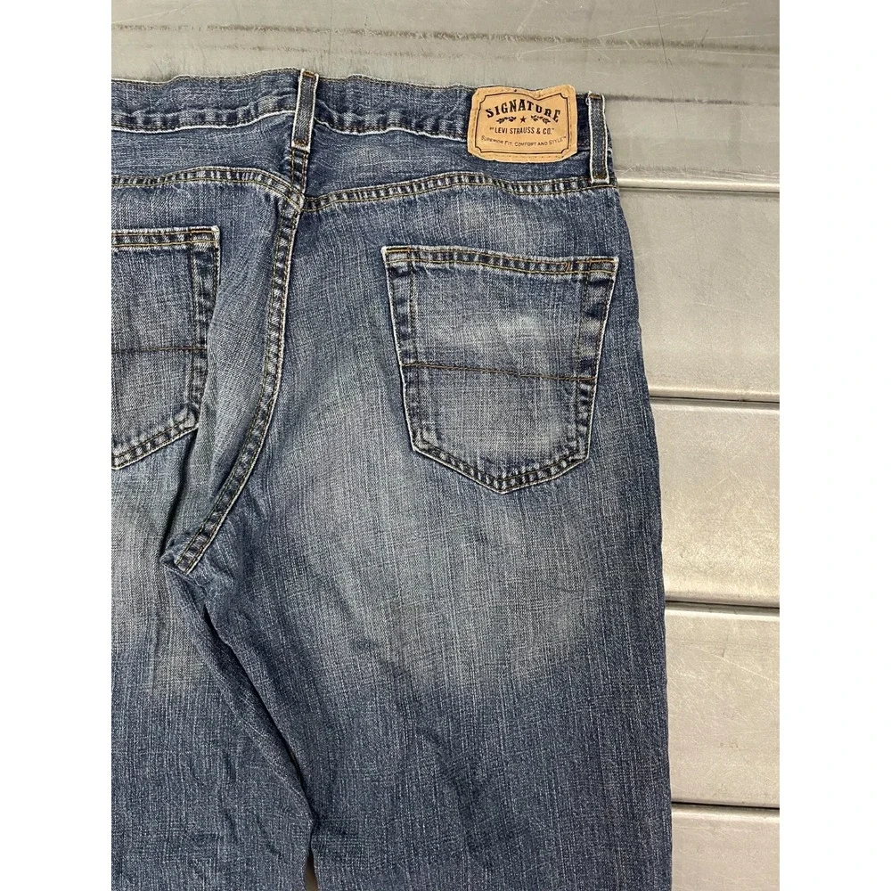 Signature Levis Jeans  Mens 34X32 Blue Medium Wash Denim‎ Relaxed Straight Leg